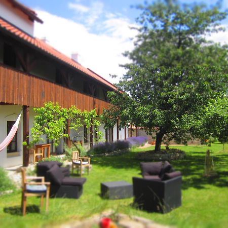 Holubnik Statecnych Zen Kralovych Hotel Luze Exterior photo