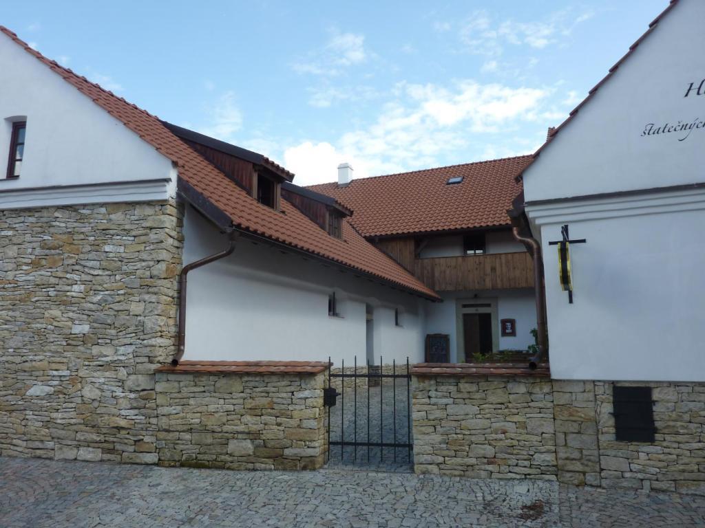 Holubnik Statecnych Zen Kralovych Hotel Luze Exterior photo