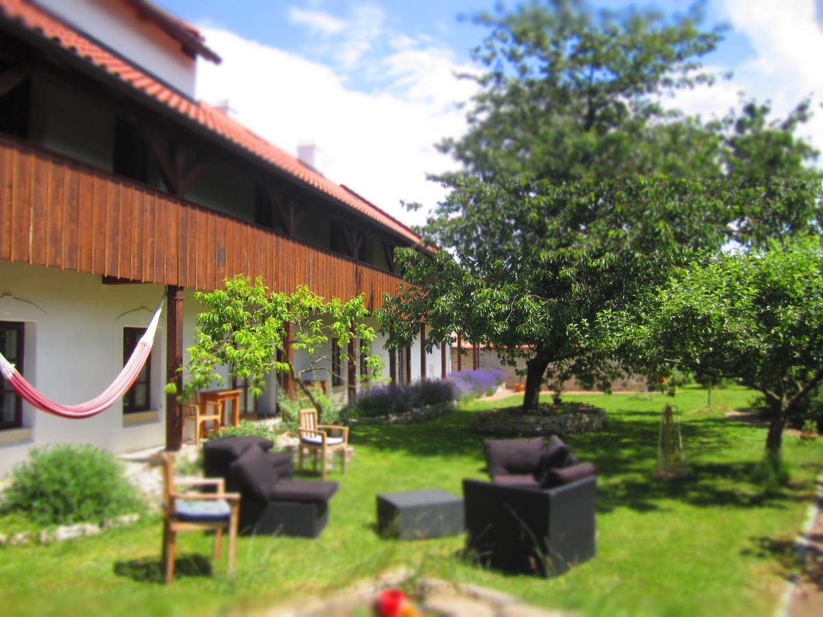 Holubnik Statecnych Zen Kralovych Hotel Luze Exterior photo