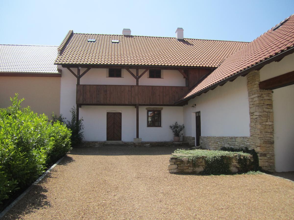 Holubnik Statecnych Zen Kralovych Hotel Luze Exterior photo