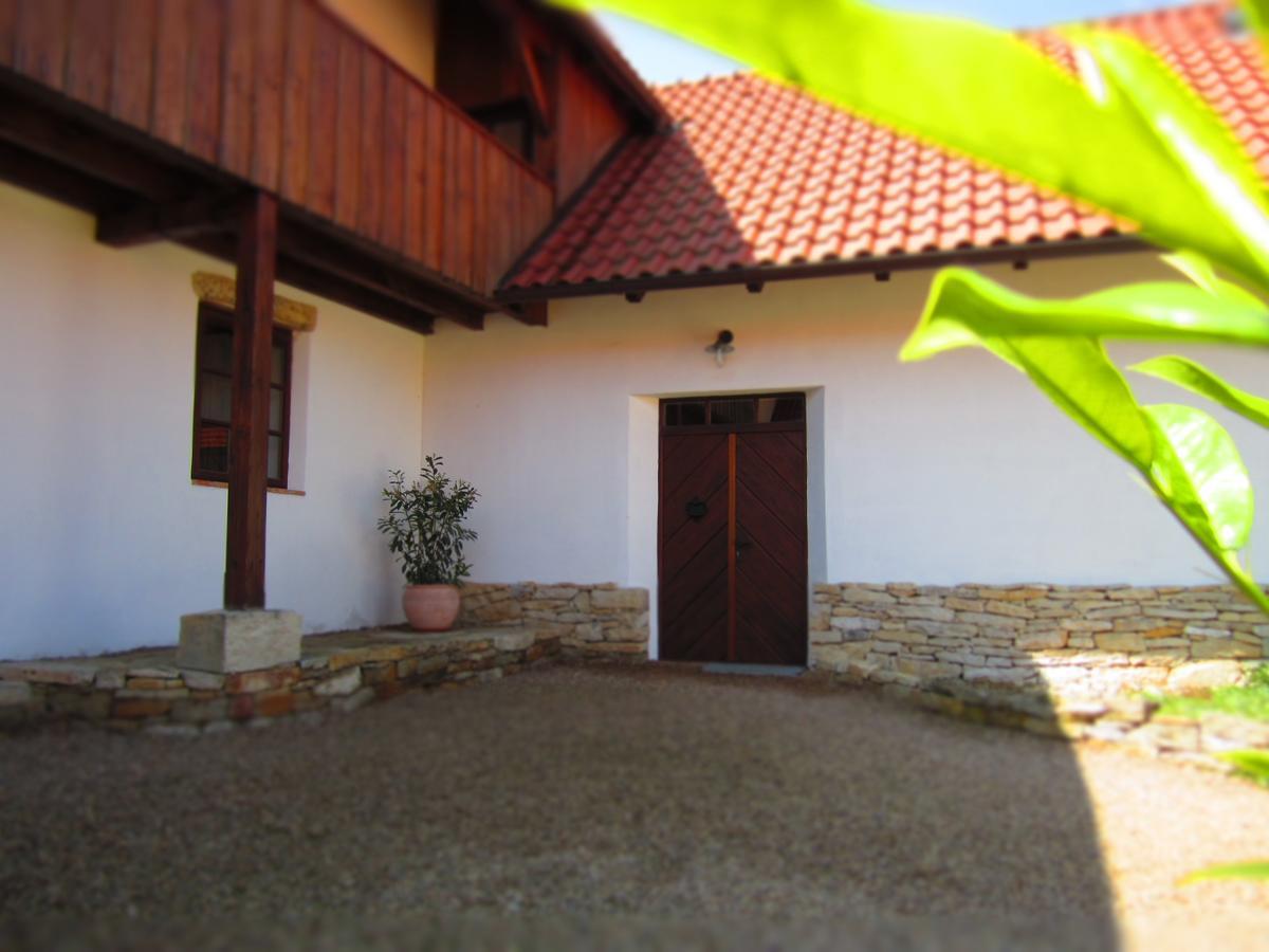 Holubnik Statecnych Zen Kralovych Hotel Luze Exterior photo