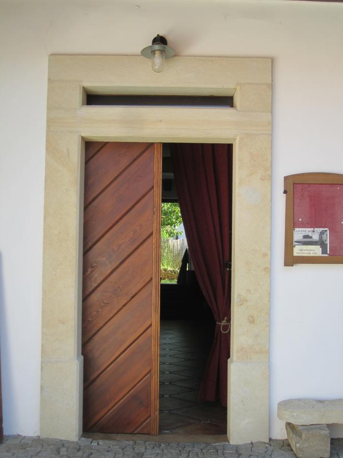 Holubnik Statecnych Zen Kralovych Hotel Luze Exterior photo