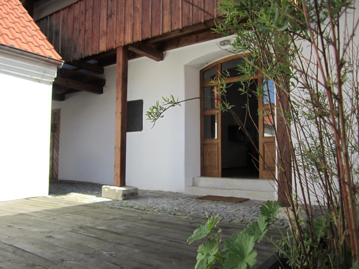 Holubnik Statecnych Zen Kralovych Hotel Luze Exterior photo