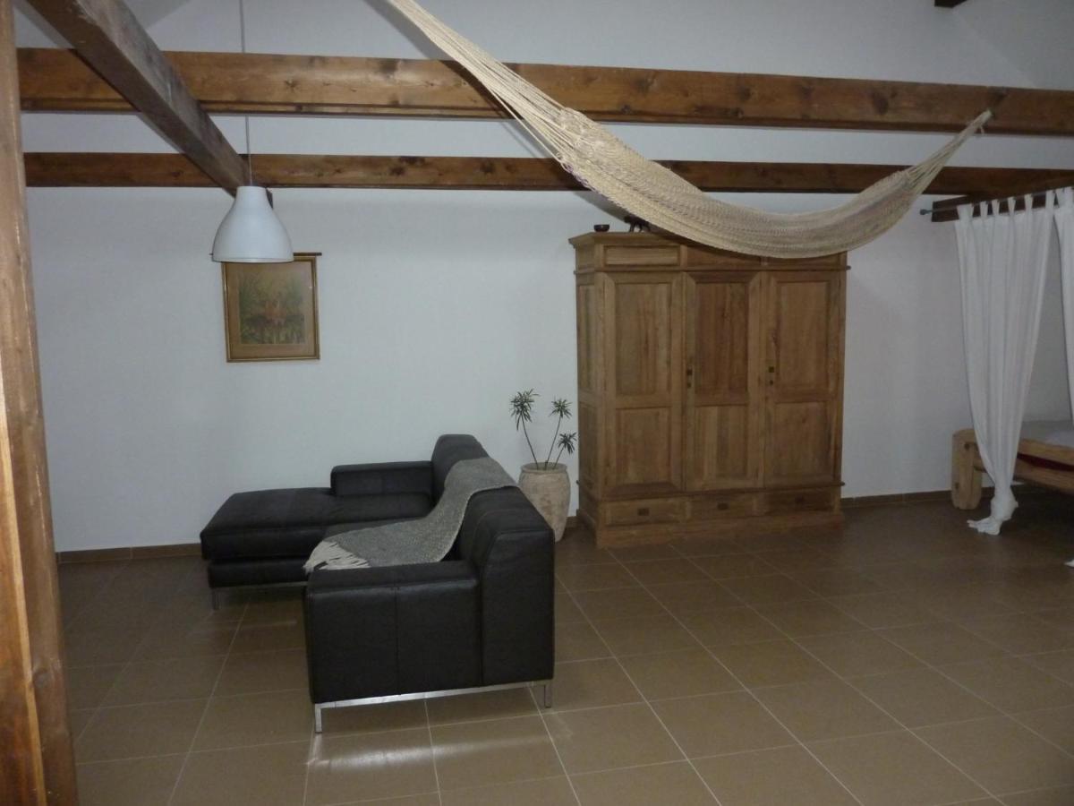 Holubnik Statecnych Zen Kralovych Hotel Luze Room photo
